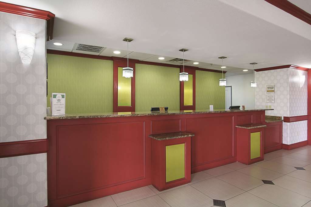 La Quinta Inn & Suites by Wyndham Dallas Hutchins - photo 8