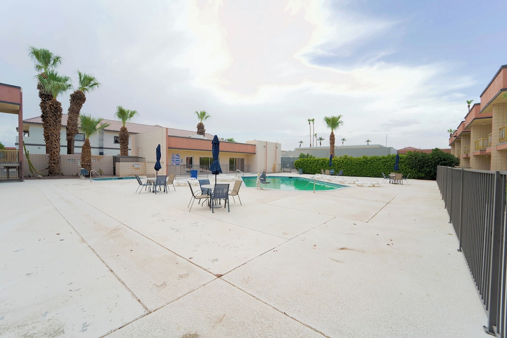 Royal Plaza Inn Indio - photo 81