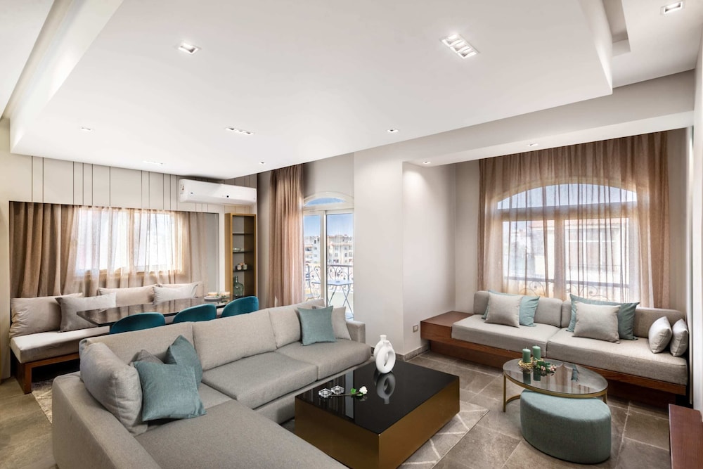Xuru Stays I The Sleek & Ritzy 2 BDR 15 min From CAI Airpt — 4-Star Luxury Hotel in New Cairo, Egypt