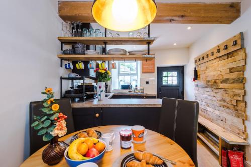 The Snug Premium cosy cottage with Log burner and pet friendly — 4-Star Luxury Hotel in Tideswell, United Kingdom