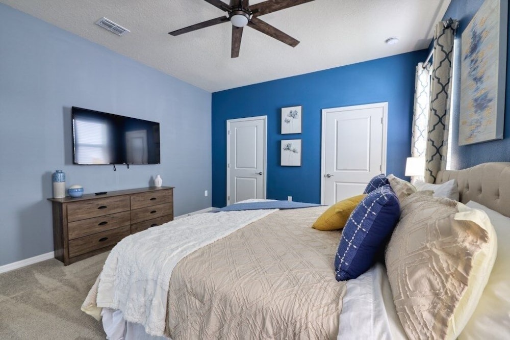 8 Bed Themed Windsor Island Resort Holiday Home 8 Bedroom Home by Redawning - photo 6