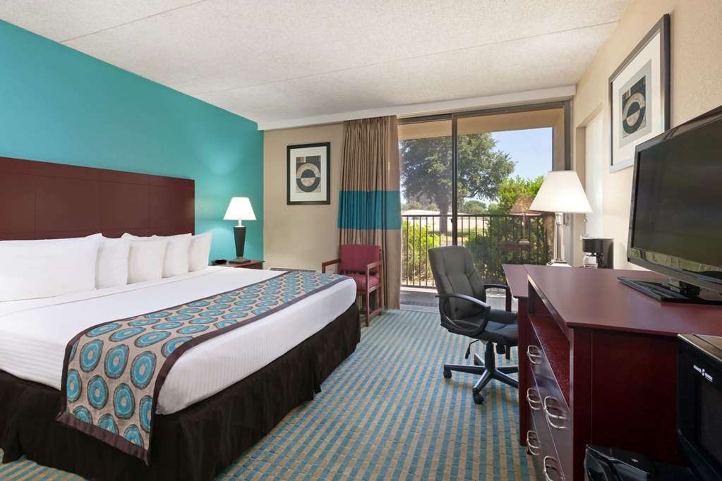 Howard Johnson by Wyndham Arlington Ballpark Six Flags - photo 8