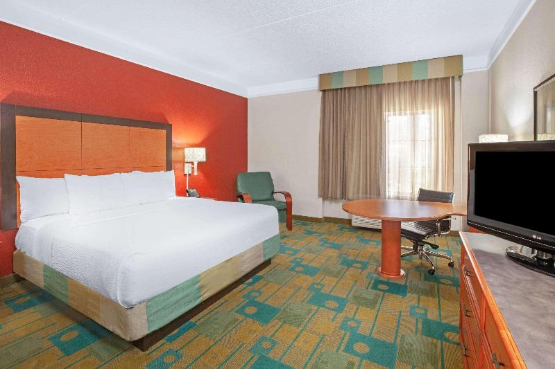 La Quinta Inn & Suites Houston Galleria Area - photo 22