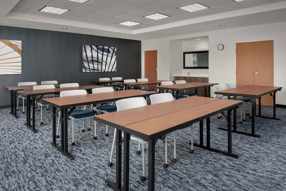 Fairfield Inn & Suites by Marriott Roanoke Hollins I 81 - photo 34