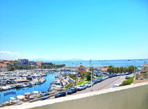 Superbe appartement avec vue mer et terrasse — 4-Star Luxury Hotel in Sausset-Les-Pins, France