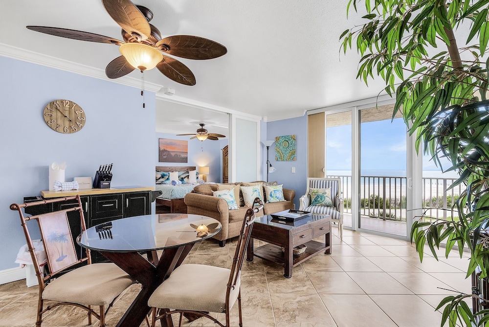 Updated Gulf Front Condo on the South End of Fort Myers Beach condo — 4-Star Luxury Hotel in Fort Myers Beach, United States