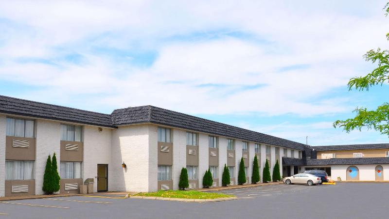 Days Inn Sandusky OH - photo 2