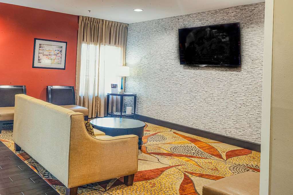 La Quinta Inn & Suites by Wyndham Starkville at MSU - photo 6