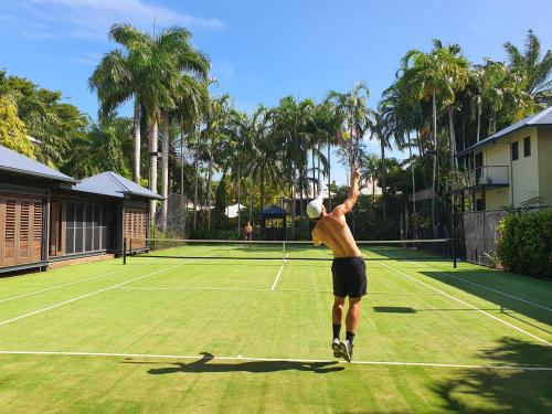 Allawah Private Estate With Pool Tennis Court Sleeps 10 — Port Douglas