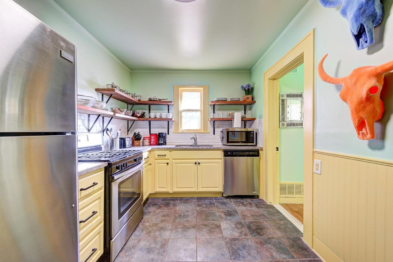 Canary Cottage brighten your stay central NW OKC — 4-Star Luxury Hotel in Oklahoma City, United States