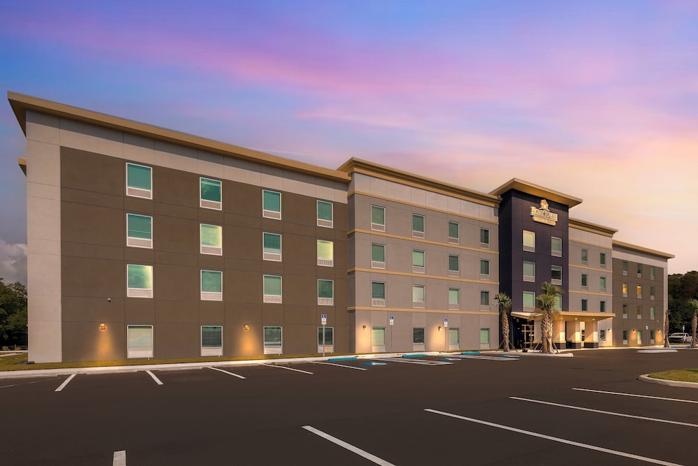 HomeTowne Studios by Red Roof Tampa Airport - featured photo