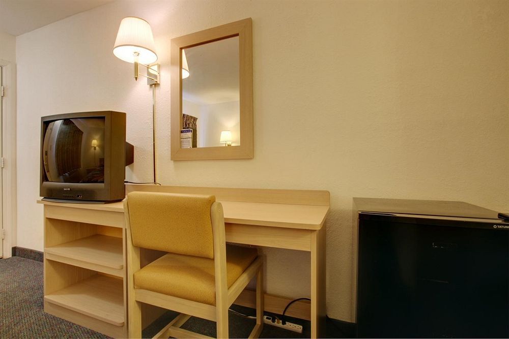 Carbondale Value Inn & Suites - photo 4