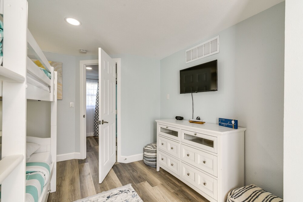 Galveston Getaway w Shared Yard Walk to Seawall - photo 2