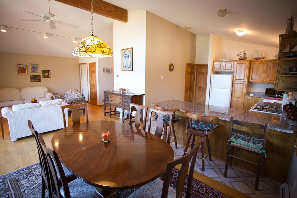 Hill View Motel and Cottages - photo 11