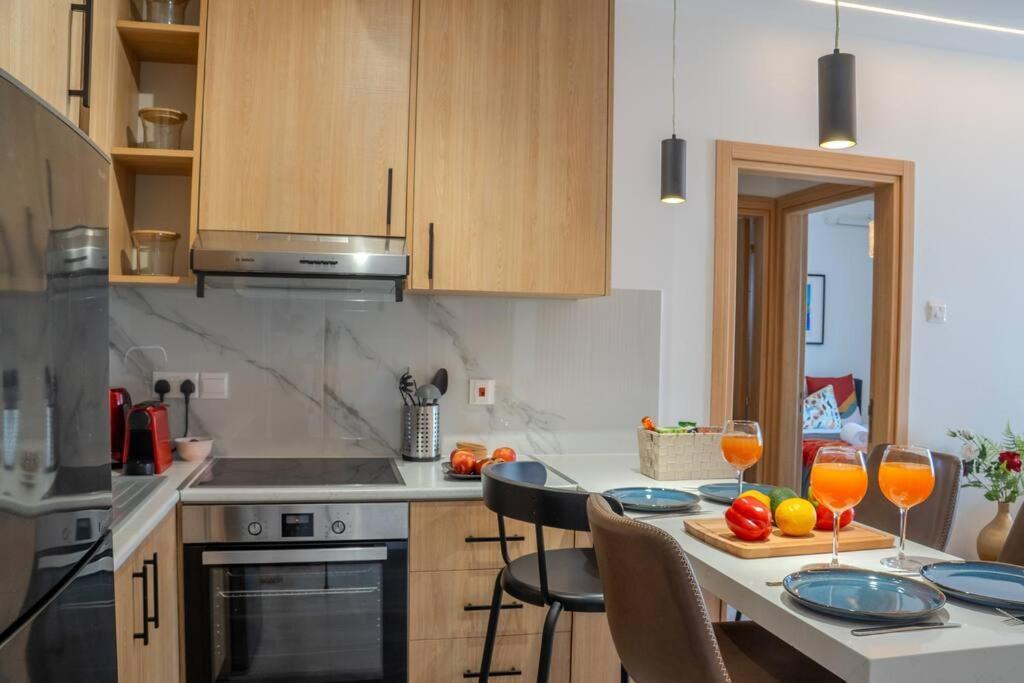 Beautiful One Bedroom Apartment 186 Meters to Beach Central Location Next to Cafes & Bars