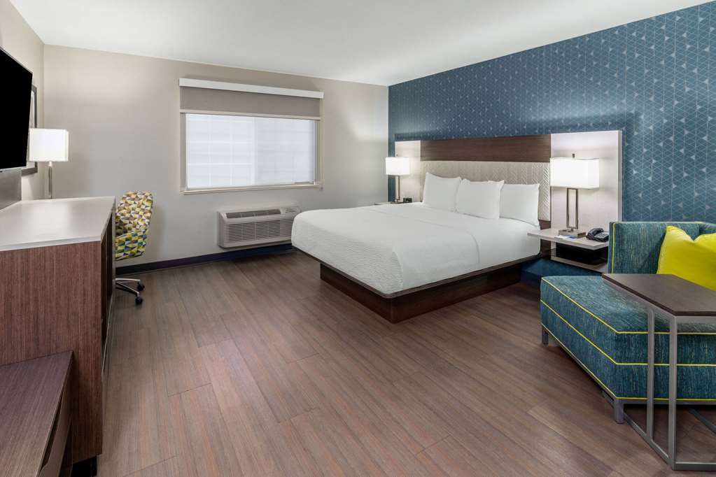 La Quinta Inn & Suites by Wyndham Santa Rosa - photo 9