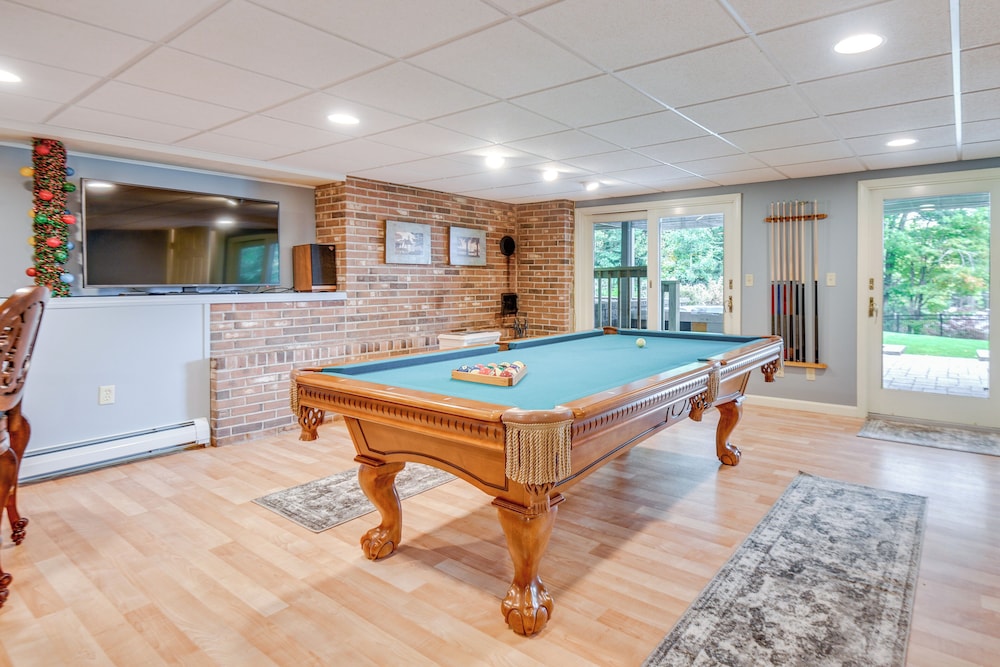 Milton Hidden Gem with Pool Hot Tub and Fireplace — 4-Star Luxury Hotel in Milton, United States