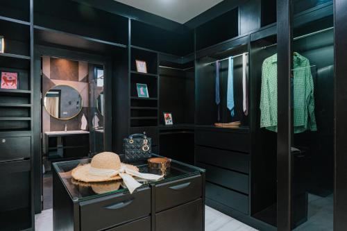 Prime Sukhumvit Modern Home Phrom Phong Bts Em District Up To 14 Guests