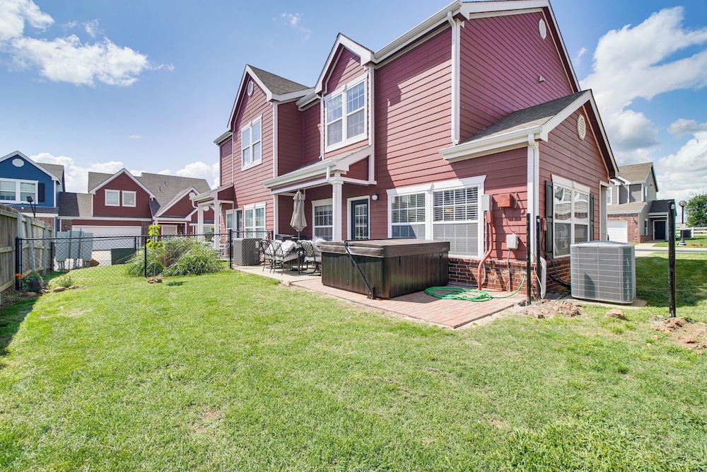 Half mi to Grand Lake: Townhome w Hot Tub — 4-Star Luxury Hotel in Afton, United States
