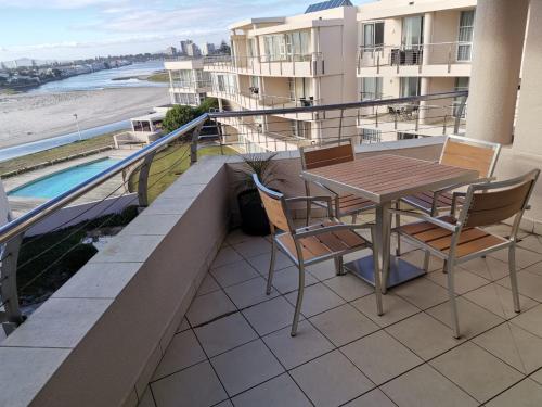Lagoon Beach Apartment 309 — 4-Star Luxury Hotel in Cape Town, South Africa