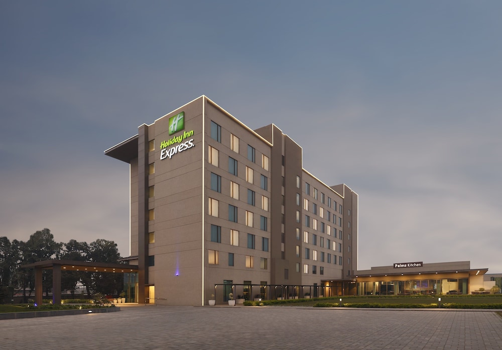 Holiday Inn Express Kolkata Airport by IHG - carbon neutral hotel in Barakpur