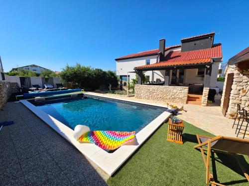 Villa Izziy by the beach with a sea view and heated pool — 4-Star Luxury Hotel in Razanac, Croatia