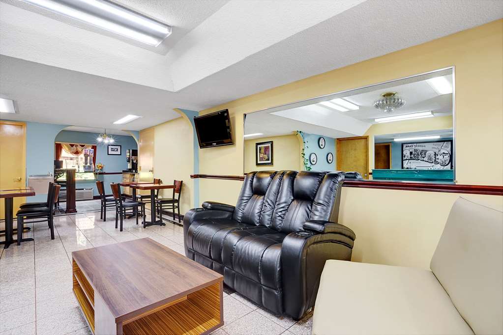 Super 8 by Wyndham Forest Park - photo 3