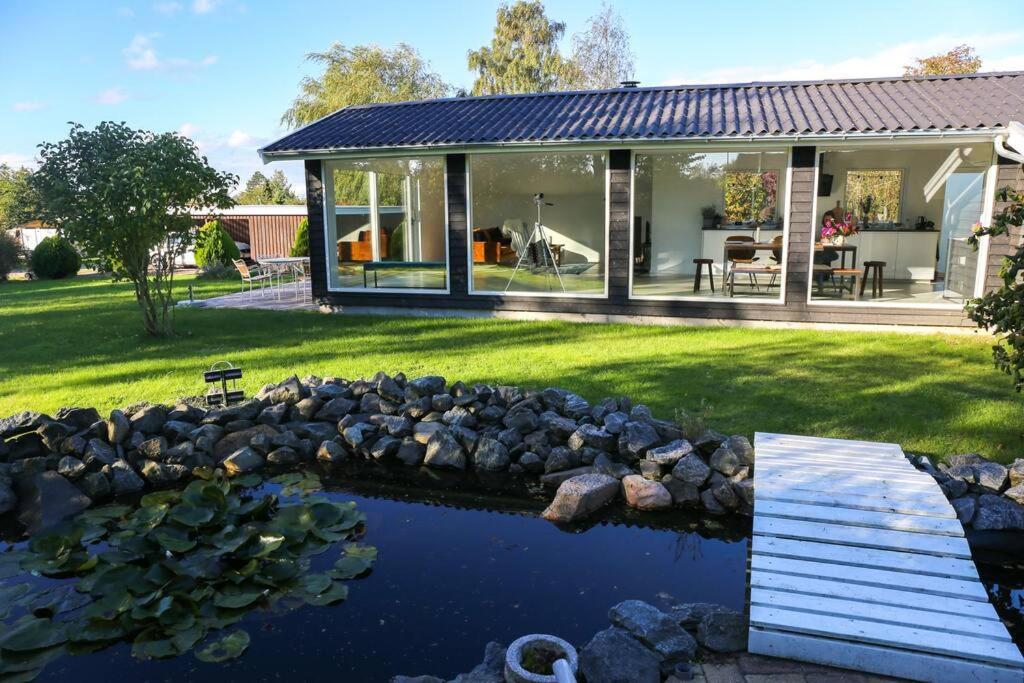 Bright summer house close to the beach and water — 4-Star Luxury Hotel in Holbaek, Denmark
