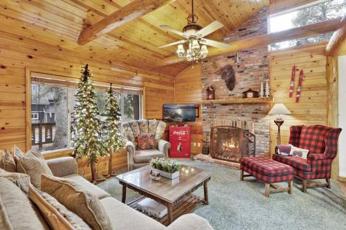Timber Pines Chalet Hot Tub Walk to Lake Marina — 4-Star Luxury Hotel in Big Bear Lake, United States
