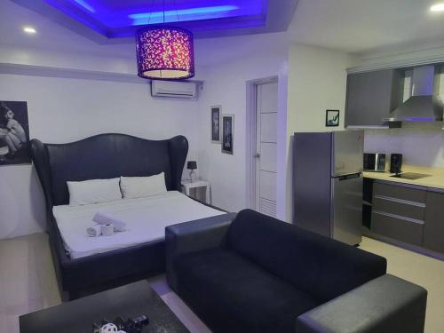 Sheryll Escapes Kandi studio by the pool with Housekeeping Netflix — 4-Star Luxury Hotel in Angeles City, Philippines