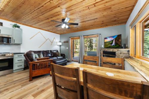 Bugle Pointe B12 by Estes Park Condos — 4-Star Luxury Hotel in Estes Park, United States