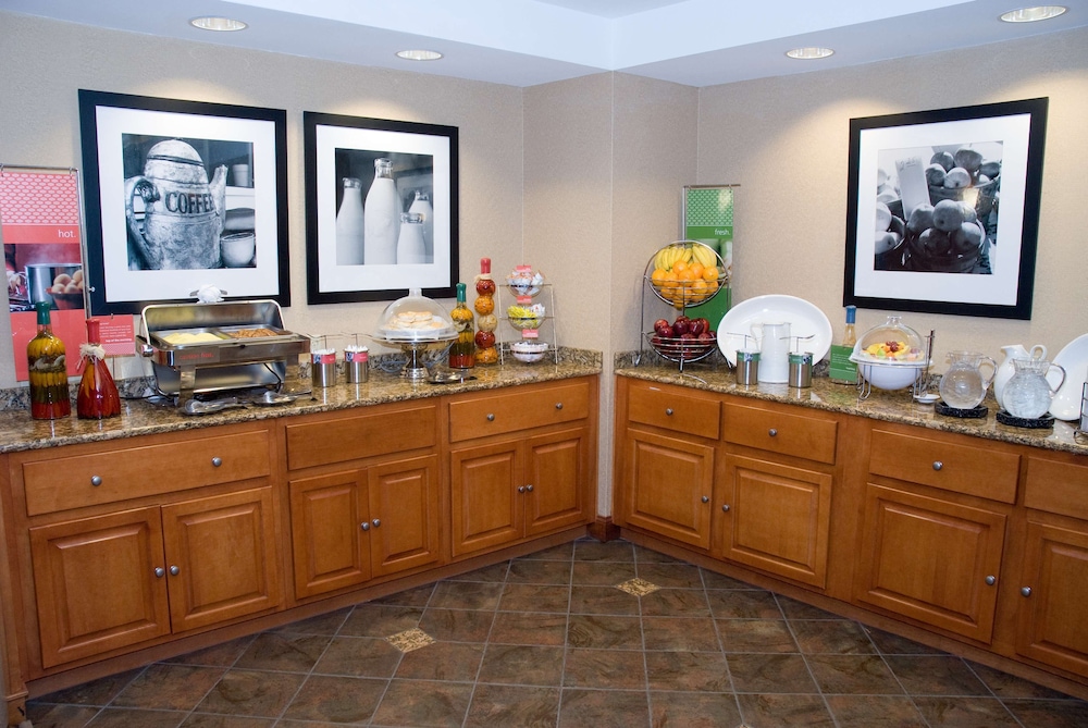 Hampton Inn & Suites Manchester Bedford - photo 34