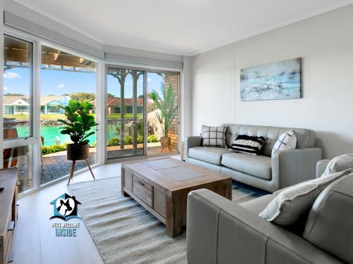 Beautiful Lake Views with Pontoon in Encounter Bay, Australia