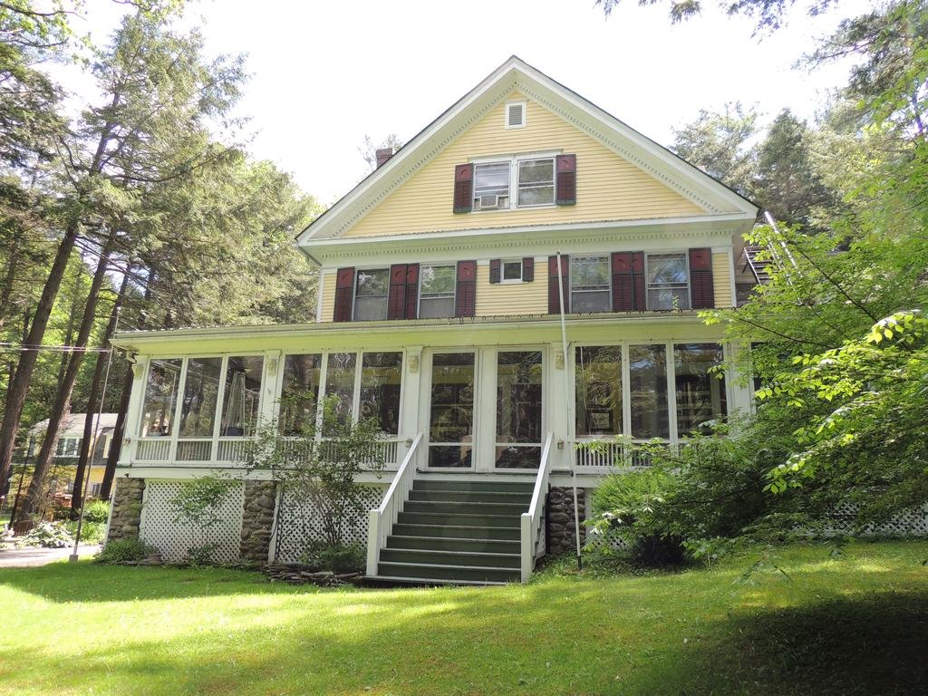 Brookview Manor Inn - carbon neutral hotel in Mountainhome