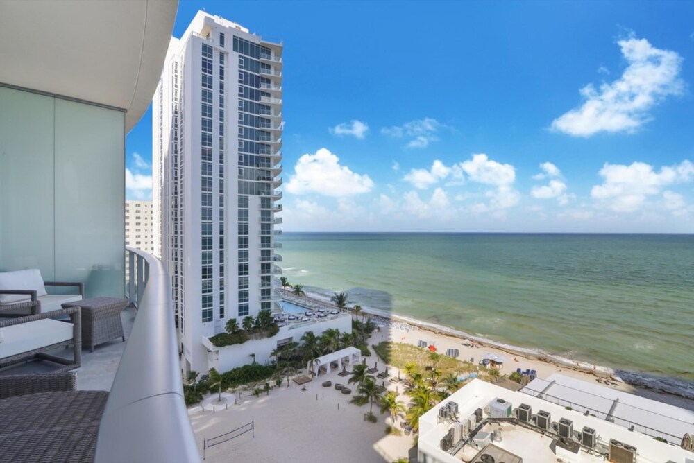 Contemporary Beach Resort Condos — 4-Star Luxury Hotel in Hollywood, United States