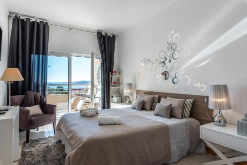 Stilysh 1BR Apartment Pool & Private Parking Walk to Beach 150m and city center Sleeps 4 — 4-Star Luxury Hotel in Albufeira, Portugal