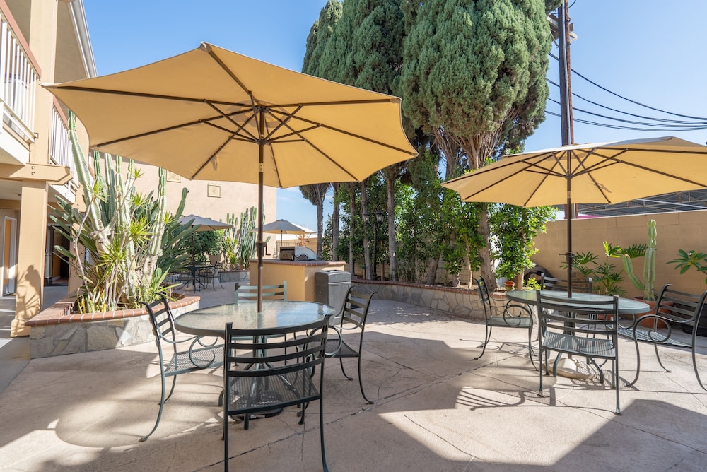 Howard Johnson by Wyndham Buena Park - photo 32