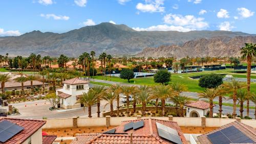 Near Coachella and Stagecoach Palm Springs PGA resort Villa Golf community pool gym — 4-Star Luxury Hotel in La Quinta, United States