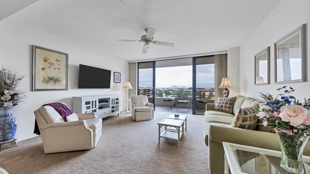 6415 Midnight Pass #601 — 4-Star Luxury Hotel in Siesta Key, United States