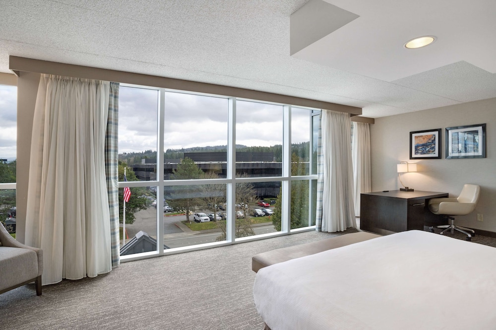 Embassy Suites by Hilton Seattle Bellevue - photo 13