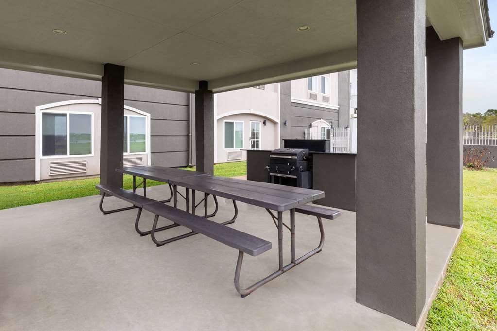La Quinta Inn & Suites by Wyndham Angleton - photo 62