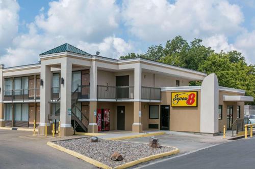 Super 8 by Wyndham Duncan - featured photo