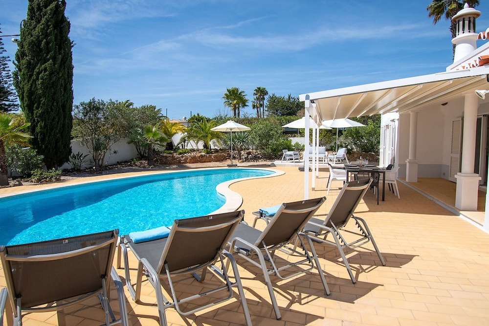 Pomba beautifully renovated with heated pool in Lagoa, Portugal
