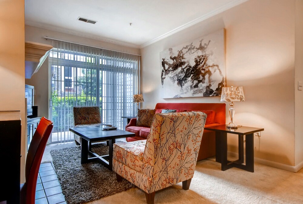 Global Luxury Suites at the Junction - photo 7