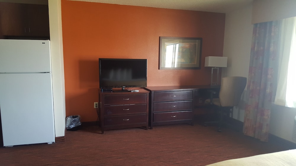 AmericInn by Wyndham Muscatine - photo 14