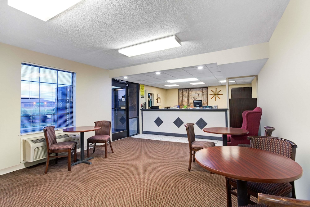 Super 8 by Wyndham Clarksville East - photo 3