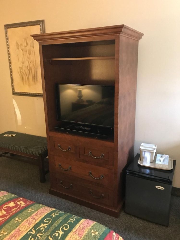 Warwick Inn And Suites - photo 8