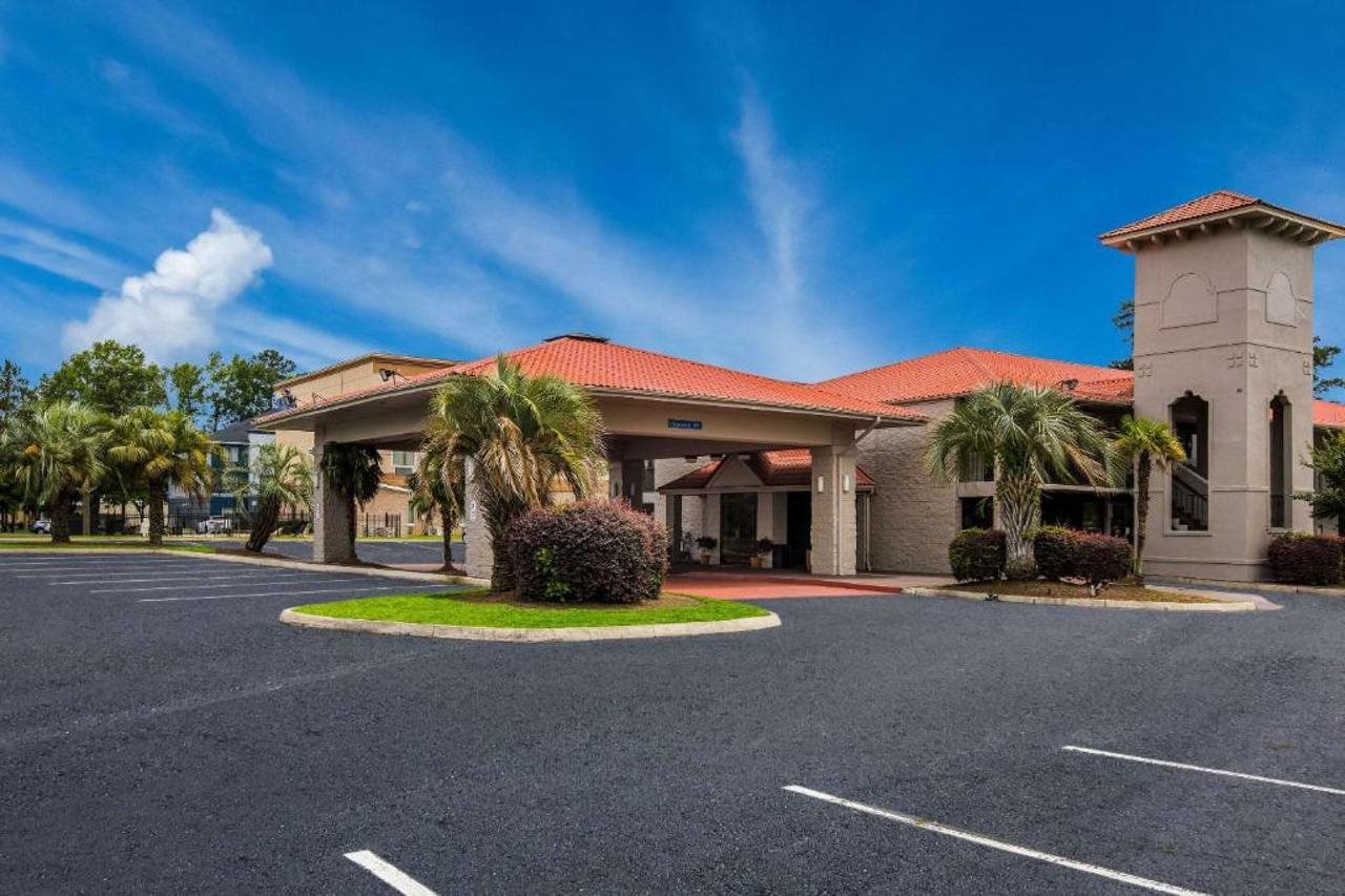 Super 8 by Wyndham Savannah - featured photo