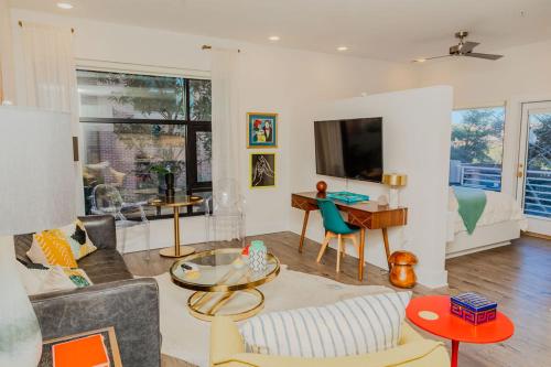 The Hive 102 King with Balcony Pet Friendly — 4-Star Luxury Hotel in Wilmington, United States