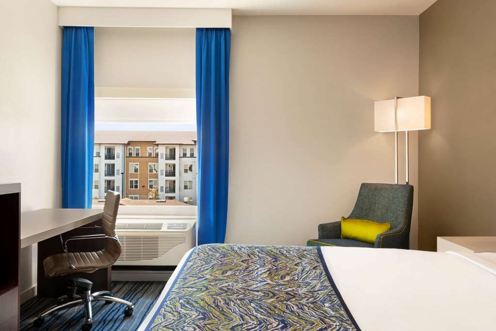 La Quinta Inn & Suites by Wyndham Orlando IDrive Theme Parks - photo 15